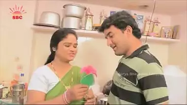 Mallu bbw aunty romances hubby’s friend in kitchen