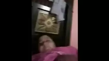 Phone conversation doesn't prevent Desi woman from doing XXX things