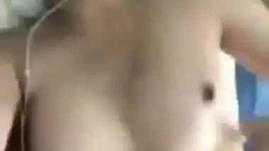 Indian nude girl shows her big, tight boobs in MMS