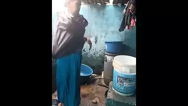 desi aunty nude bath