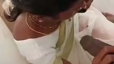 Cheating wife gives an outdoors Tamil blowjob to her BF