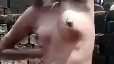 Sexy 18-year-old desi girl’s erotic bathing video