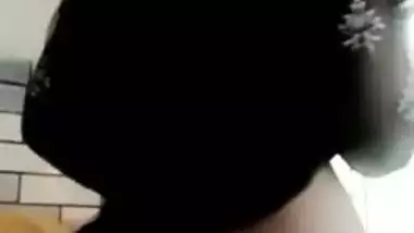 Girl willingly exposes boobs and bottom to Desi lover in XXX video