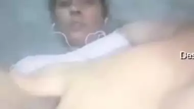 Sex toy and porn fingering help the Desi woman receive pleasure